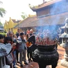Người dân Hà Nội lễ đầu năm tại chùa Trấn Quốc. (Ảnh: Minh Đức/TTXVN)