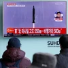 Người dân theo dõi vụ phóng tên lửa của Triều Tiên qua TV. (Nguồn: Reuters)