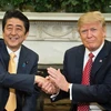 Tổng thống Mỹ Trump bắt tay Thủ tướng Nhật Abe. (Nguồn: Getty Images)