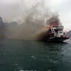 Hiện trường vụ tàu Ánh Dương QN 3598 bị cháy trên vịnh Hạ Long. (Ảnh: Văn Đức/TTXVN)