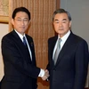 Ngoại trưởng Nhật Bản Fumio Kishida và người đồng cấp Trung Quốc Vương Nghị. (Nguồn: fmprc.gov.cn)