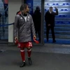 Ancelotti giơ ngón tay thối về phía cổ động viên Hertha sau khi bị nhỏ nước bọt vào người. (Nguồn: ZDF)