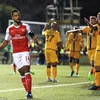 Walcott (áo đỏ) cán mốc 100 bàn cho Arsenal ở chiến thắng 2-0 trước Sutton. (Nguồn: Daily Mail)