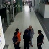 Ông Kim Jong-nam nhờ sự giúp đỡ của nhân viên tại sân bay sau khi dính chất độc. (Nguồn: thestar.com.my)