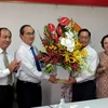 Đồng chí Nguyễn Thiện Nhân tặng hoa chúc mừng đến tập thể cán bộ-viên chức Sở Y tế Thành phố Hồ Chí Minh. (Ảnh: Thế Anh​/TTXVN)