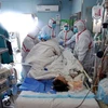 Một bệnh nhân nhiễm cúm H7N9 đang được các bác sỹ kiểm tra. (Nguồn: AFP)