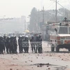 Cảnh sát Bangladesh ngăn chặn người biểu tình. (Nguồn: bdnews24.com)