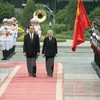 Chủ tịch nước Trần Đại Quang và Nhà vua Nhật Bản Akihito duyệt Đội danh dự Quân đội Nhân dân Việt Nam. (Ảnh: Nguyễn Dân/TTXVN)