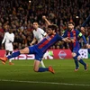Roberto đệm bóng ghi bàn quyết định cho Barcelona. (Nguồn: Daily Mail)