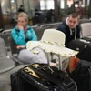 Hành khách đợi tại sân bay Tegel sau khi nhiều chuyến bay bị hủy do các nhân viên mặt đất đình công. (Nguồn: AFP/TTXVN)