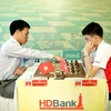 Kỳ thủ Lê Quang Liêm (trái) đấu ván thứ tư với Nguyễn Anh Khôi. (Ảnh: Hoàng Hải/Vietnam+)