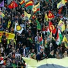 Biểu tình giương cao những biểu tượng của các phiến quân người Kurd ở Frankfurt. (Nguồn: ndtv.com)
