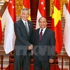 Thủ tướng Nguyễn Xuân Phúc và Thủ tướng nước Cộng hòa Singapore Lý Hiển Long. (Ảnh: Thống Nhất/TTXVN)