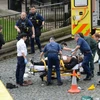 Một nạn nhân được cấp cứu tại hiện trường vụ tấn công. (Nguồn: Getty Images)