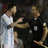 Messi xúc phạm trọng tài Marcelo Van Gasse. (Nguồn: AP)