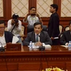 Ông Prak Samoeun, Tổng cục trưởng Tổng cục Hành chính Bộ Nội vụ (ngồi giữa) trưởng đoàn, đại diện Bộ Nội vụ Campuchia tham dự buổi làm việc với đại diện CNRP​. (Ảnh: Phan Minh Hưng​/TTXVN​)