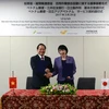 Bộ trưởng Bộ Thông tin và Truyền thông Trương Minh Tuấn và Bộ trưởng Bộ Nội vụ và Truyền thông Nhật Bản trao biên bản thỏa thuận về việc thành lập nhóm công tác chung. (Ảnh: Thành Hữu/Vietnam+)