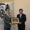 Ông Đinh La Thăng tặng quà cho Phó Chủ tịch cấp cao JICA Kazuhiko Koshikawa. (Ảnh: Tiến Lực/TTXVN)