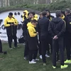 Cầu thủ Dortmund lo lắng sau khi vụ nổ xảy ra.