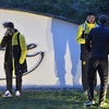 Cầu thủ Dortmund gọi điện cho người thân sau vụ nổ. (Nguồn: AP)