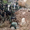 Binh sĩ Sri Lanka tìm kiếm các nạn nhân tại hiện trường vụ núi rác bị sập lở ở Colombo ngày 15/4. (Nguồn: AFP/TTXVN)