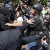 Người biểu tình Mỹ đụng độ với cảnh sát. (Nguồn: AP)