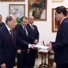 Đại sứ Đỗ Hoàng Long trình Thư ủy nhiệm của Chủ tịch nước lên Tổng thống Liban Michel Aoun. (Ảnh: Nguyễn Trường/Vietnam+)