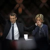 Ông Macron và vợ vui mừng sau chiến thắng. (Nguồn: Reuters)