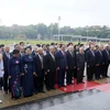 Đoàn lãnh đạo Đảng, Nhà nước đặt vòng hoa và vào Lăng viếng Chủ tịch Hồ Chí Minh. (Ảnh: Văn Điệp/TTXVN)