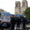 Lực lượng cảnh sát bên ngoài nhà thời Đức Bà Paris. (Nguồn: Reuters)