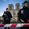 Lực lượng cảnh sát Pháp tại hiện trường sau vụ tấn công ở Nhà thờ Đức Bà Paris. (Nguồn: EPA)