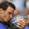 Nadal hạnh phúc bên chiếc cúp vô địch. (Nguồn: AP)