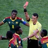 Trọng tài rút thẻ đỏ Mabouka sau hai lần rút nhầm thẻ sau khi xem lại video. (Nguồn: Getty Images)