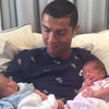 Ronaldo khoe hai thiên thần bé nhỏ.
