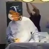 Bác sỹ mải mê xem đá bóng khi đang phẫu thuật.
