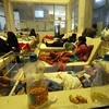 Điều trị cho bệnh nhân mắc tả tại bệnh viện ở thủ đô Sanaa ngày 22/6. (Nguồn: EPA/ TTXVN)