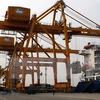 Bốc xếp hàng hóa xuất nhập khẩu tại cảng Hải Phòng. (Ảnh: Phạm Hậu/TTXVN)