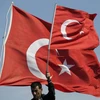 Một người dân cầm quốc kỳ Thổ Nhĩ Kỳ. (Nguồn: AP)
