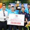 Lãnh đạo VFF trao thưởng cho đội tuyển bóng đá U15 quốc gia Việt Nam. (Ảnh: Quốc Khánh/TTXVN)