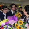 Người thân cùng các thầy cô chúc mừng thành tích của đoàn khi về tới sân bay Quốc tế Nội Bài Hà Nội. (Ảnh: Quý Trung/TTXVN)