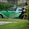 Một phụ nữ sử dụng dịch vụ Grabtaxi tại Singapore. (Nguồn: straitstimes.com)