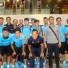 Cầu thủ và ban huấn luyện U22 Việt Nam chụp ảnh lưu niệm tại Kuala Lumpur. (Ảnh: Hoàng Nhương/TTXVN)