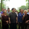 Bí thư Thành ủy Hà Nội Hoàng Trung Hải trao đổi với nông dân chăn nuôi bò trên địa bàn xã Tòng Bạt, huyện Ba Vì. (Ảnh: Nguyễn Văn Cảnh/TTXVN)