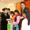 Chủ tịch Quốc hội Nguyễn Thị Kim Ngân tặng quà cho các cháu thiếu nhi. (Ảnh: Trọng Đức/TTXVN)