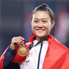 Tú Chinh trên bục nhận huy chương vàng. (Nguồn: Tuoitre)