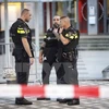 Cảnh sát phong tỏa khu vực phòng hòa nhạc Maassilo tại Rotterdam, Hà Lan ngày 23/8 sau khi có đe dọa khủng bố. (Nguồn: AFP/TTXVN)