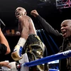 Floyd Mayweather hạ knock-out đối thủ. (Nguồn: Getty Images)