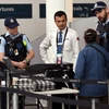 Cảnh sát kiểm tra an ninh tại sân bay Sydney, Australia.(Nguồn: AFP/TTXVN)