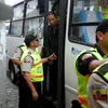 Một ngư dân Trung Quốc (áo đen) trong số những người bị bắt. (Nguồn: Reuters)