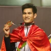 Nguyễn Duy Tuyến nhận huy chương vàng môn Pencak silat. (Ảnh: Quốc Khánh/TTXVN)
